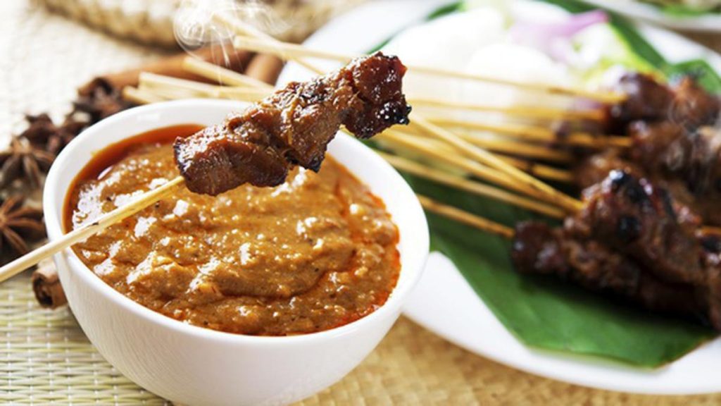 Hidangan Sate Kelinci bumbu kacang di atas piring saji.