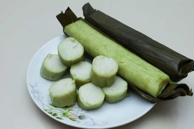 Lontong daun pisang yang sudah matang dan dipotong-potong.