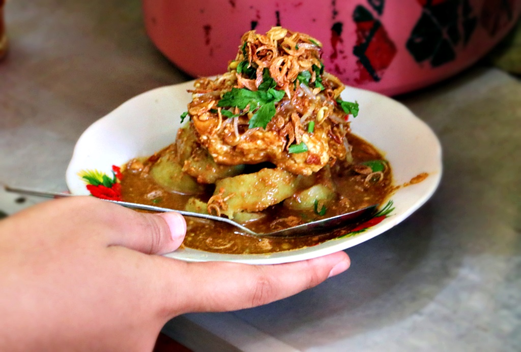 Lontong kacang yang sudah matang dan dipotong-potong di atas piring