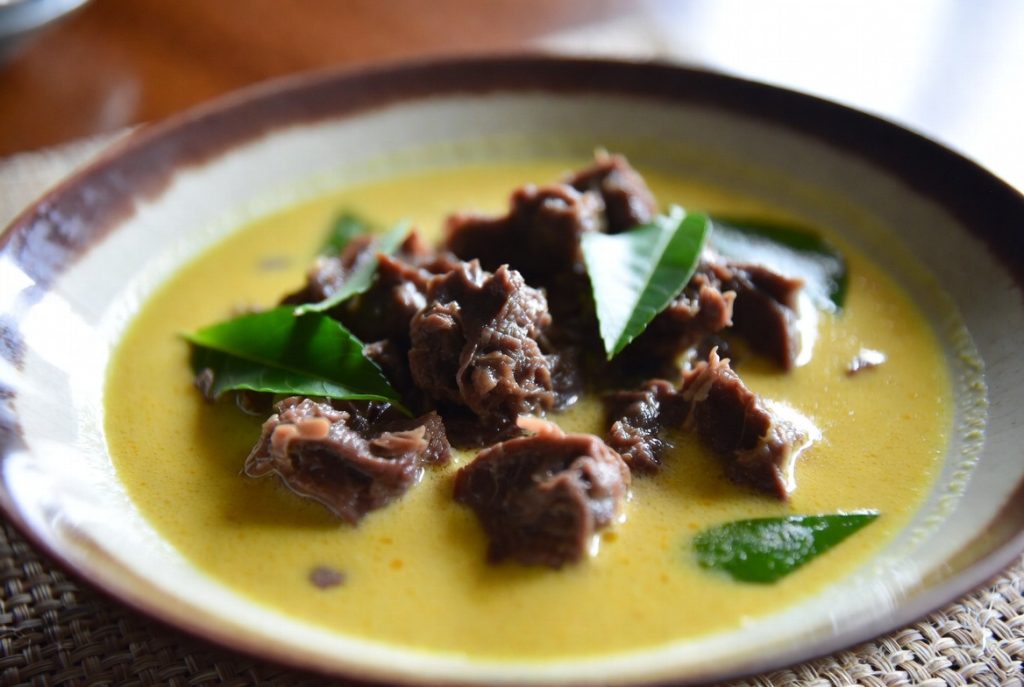 Hidangan Paniki santan pedas khas Manado di dalam mangkuk