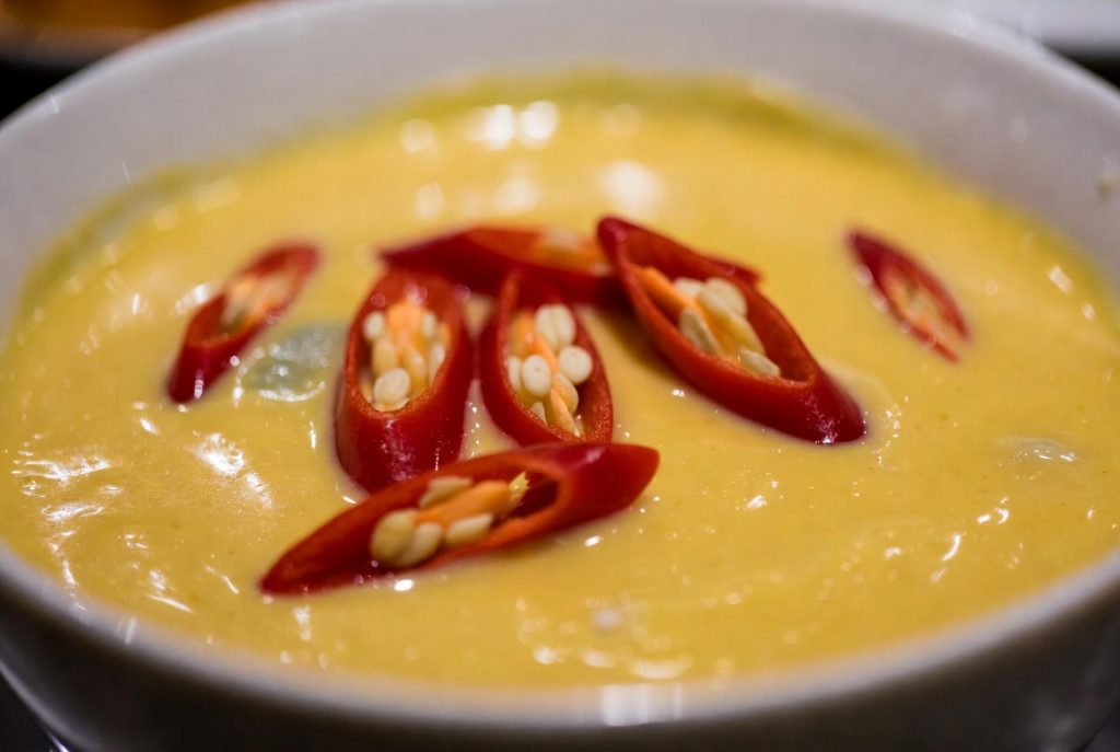 Sajian Paniki Santan Pedas Khas Manado di dalam mangkuk