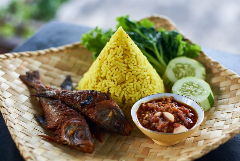 Resep masakan Sunda autentik dengan nasi timbel dan sambal dadak